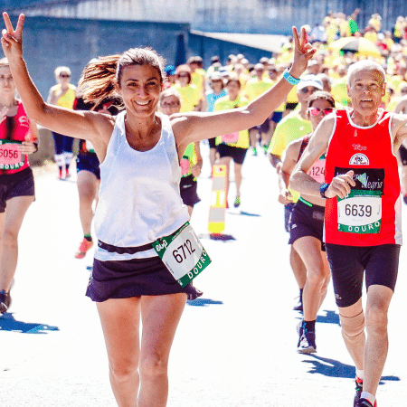Läuferin mit perfekter Wettkampfvorbereitung genießt das Laufevent.